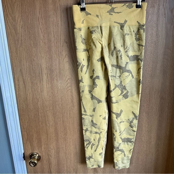 - Gymshark Size Medium yellow camo leggings - Picture 2 of 5